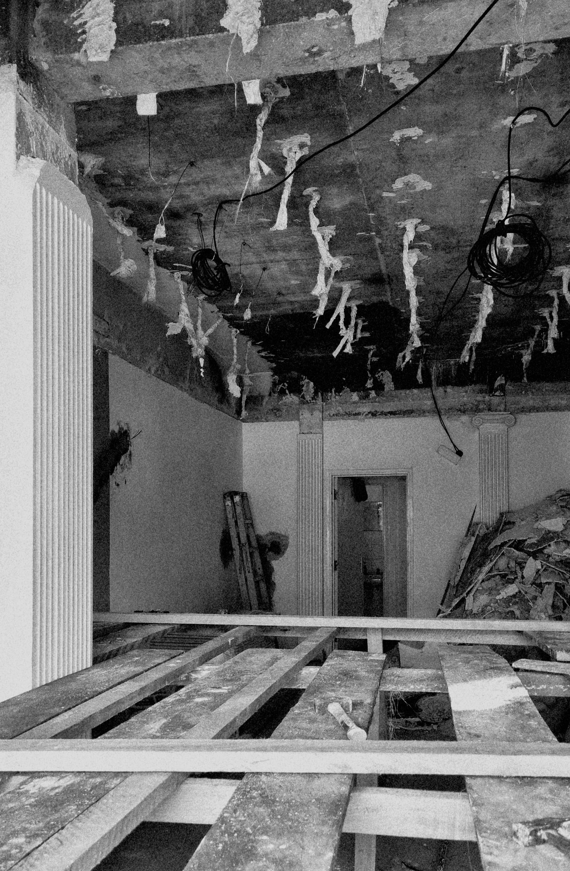 Tout commence par révéler l’existant. Démolition